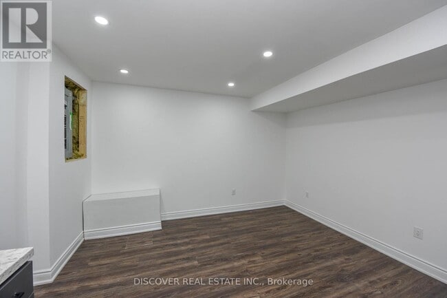 Building Photo - 809 Bloor St