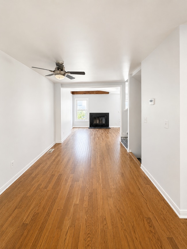 Building Photo - Unique Riverside Townhome