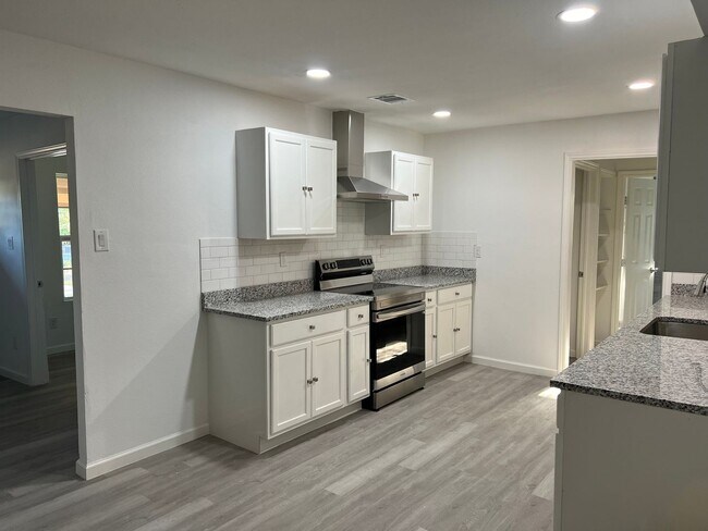 Building Photo - 6 Bedroom 3 bath in San Antonio (1 bedroom...