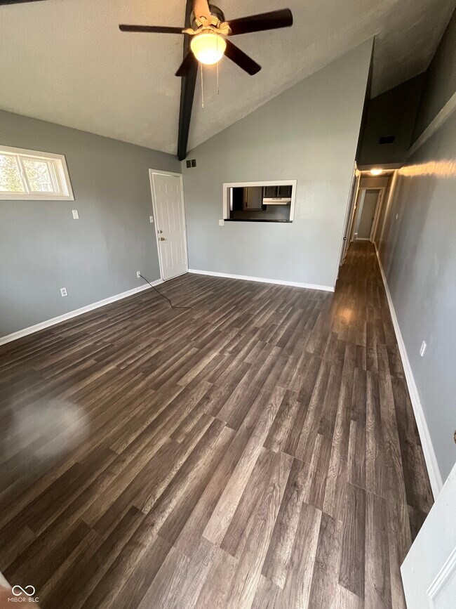 Foto del edificio - 8445 Bluff Rd