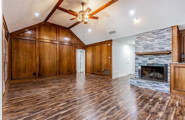 Building Photo - 2701 Green Oaks Dr
