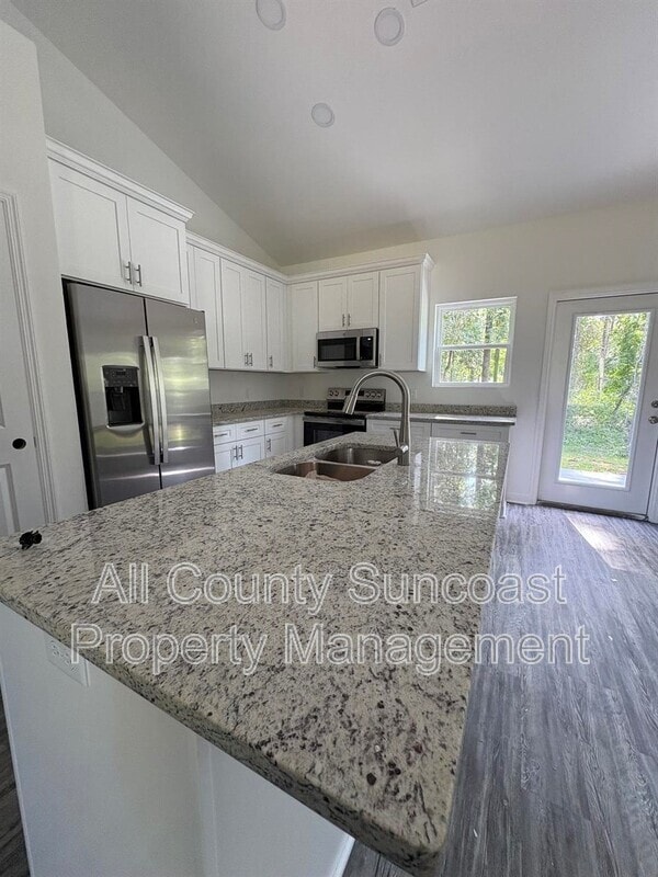 Building Photo - 555 Sunset Dr