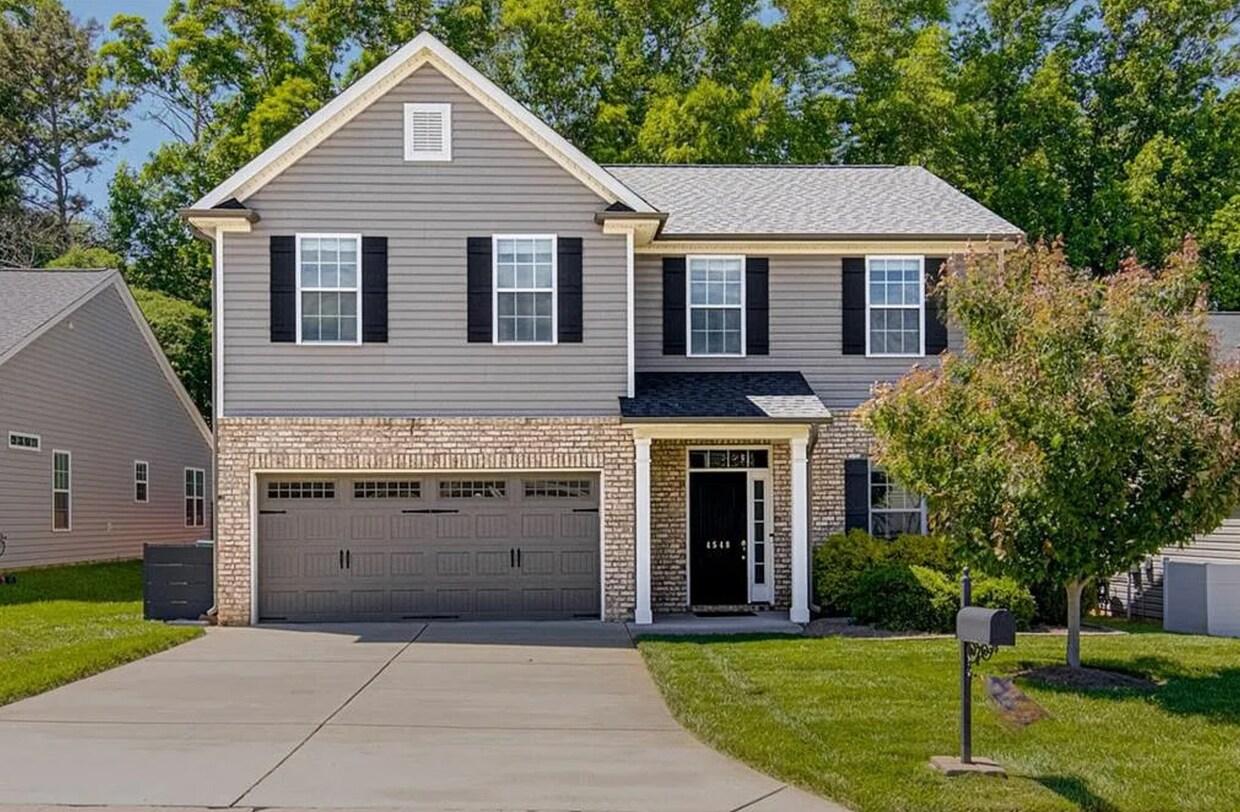 Foto principal - Amazing 4 bedrooms, 2.5 baths 2-story home...