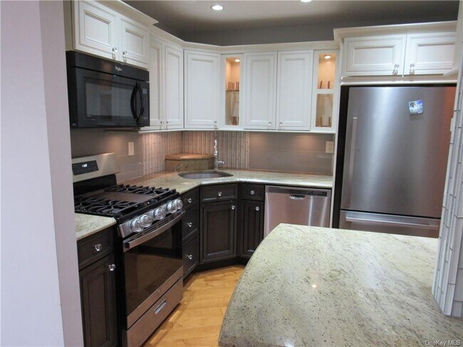 Building Photo - 302 Town Hill Condominium