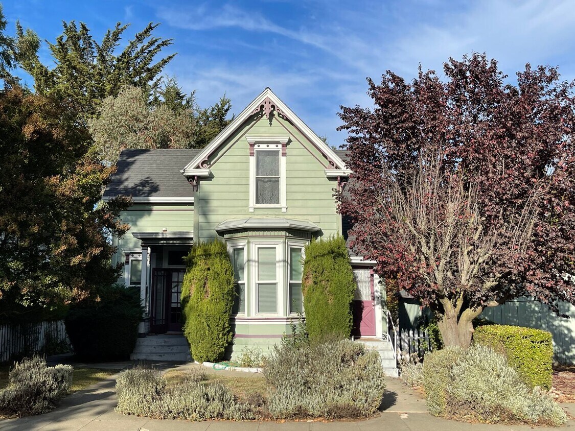 Primary Photo - Sweet 2/1 Upstairs Victorian Apartment - 3...