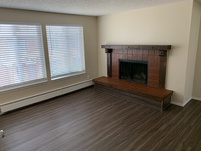 Foto del edificio - Very Clean 2-Bedroom Second-Floor Apartment