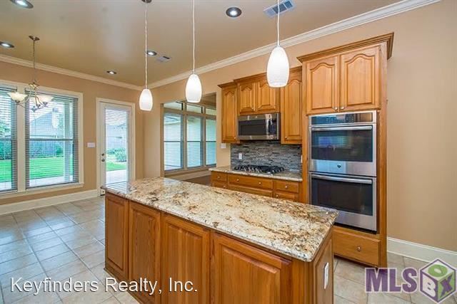 Primary Photo - 4 br, 2.5 bath House - 10721 Hillmont Avenue