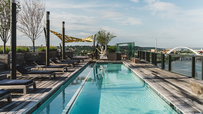 Piscina de entrenamiento en la azotea con vista a la Yards y del río Anacostia - Arris