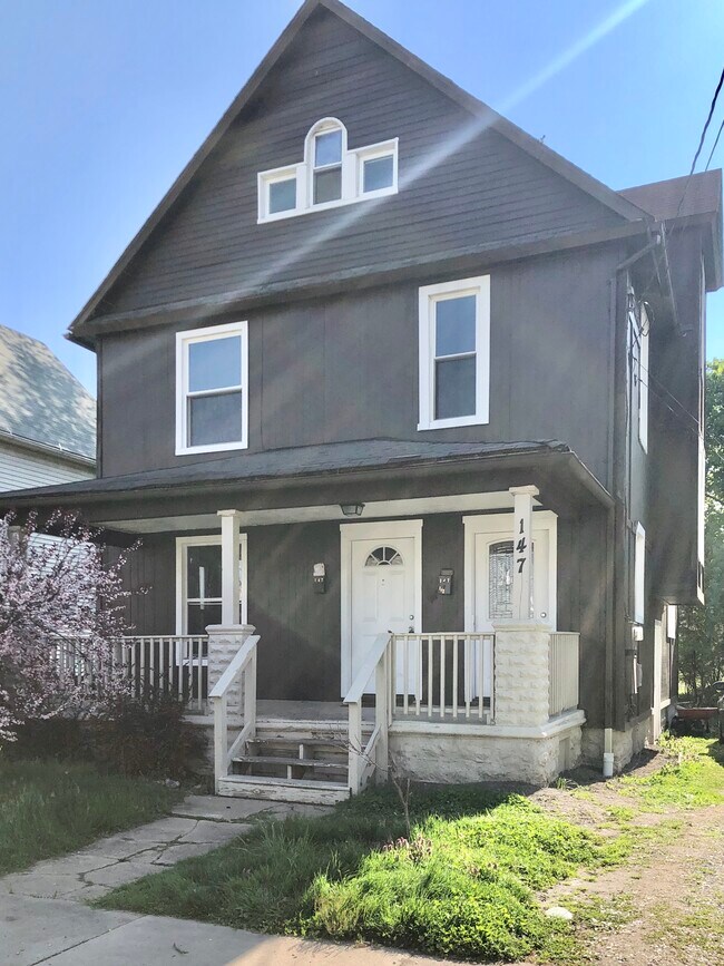 147 8th St NW Unit Upper, Barberton, OH 44203 Apartments in Barberton