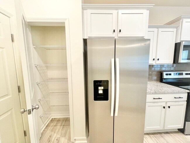 Foto del edificio - 3br 2.5 ba  Paired Home near shopping, I-77 & I-40 Ready July 17th!