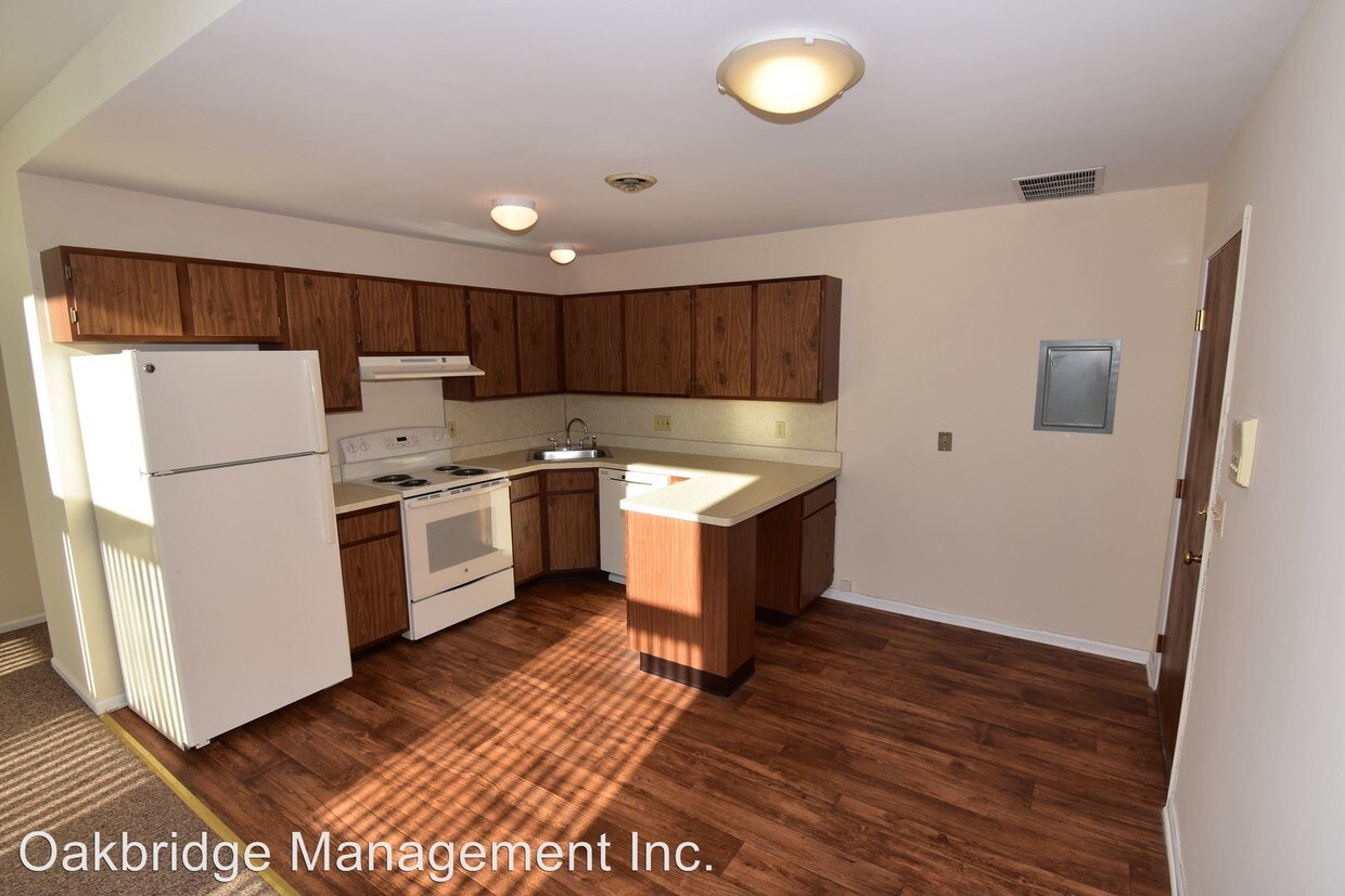 Primary Photo - 130 Oak Ave