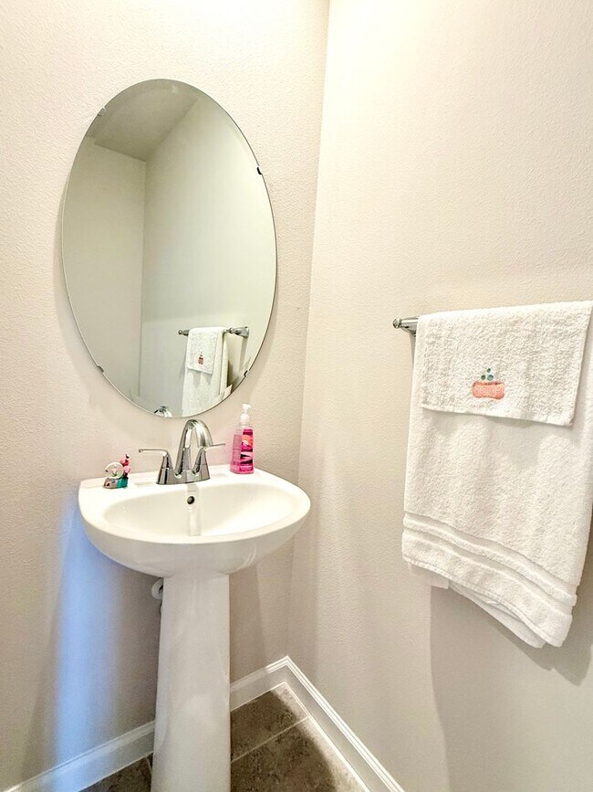 Foto del edificio - Brand-new End-unit 3Beds/2.5Baths townhome at Lady Lake!