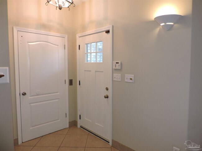 Foto del edificio - 6423 Lake Charlene Ln