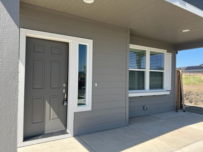 Building Photo - Newer Construction with Updates Through out
