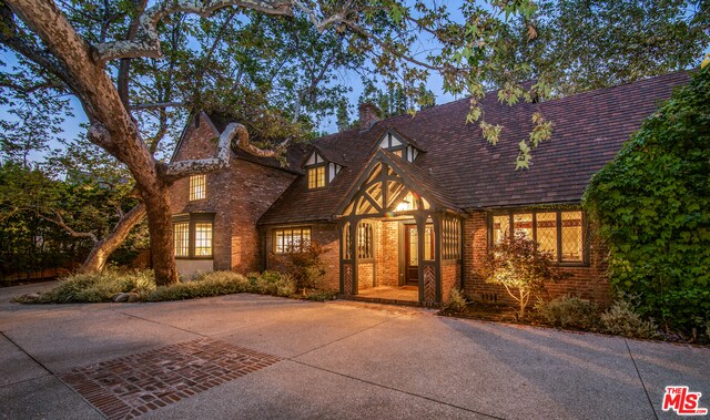 Foto del edificio - 1524 Stone Canyon Rd