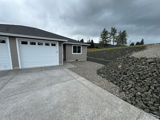 Foto del edificio - New Green Area 3-Bedroom, 2-Bath Duplex with Garage