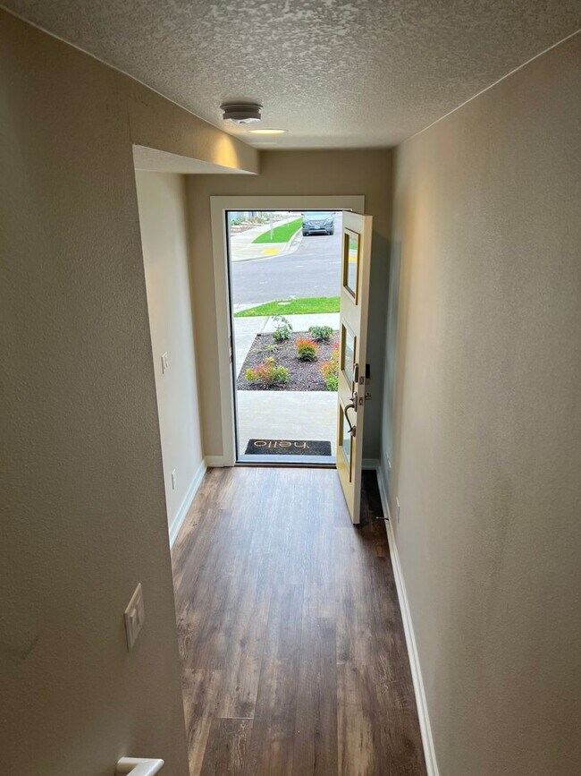 Foto del edificio - REMAINDER of August Rent FREE - PRISTINE T...