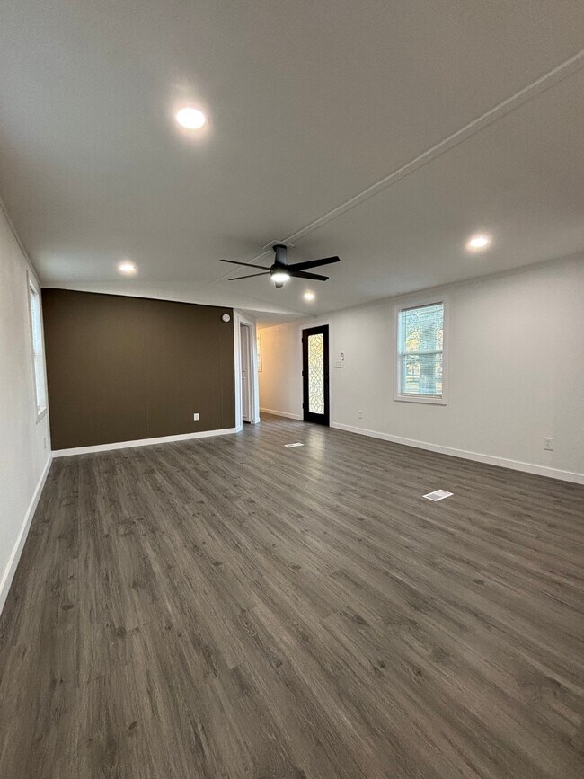 Foto del edificio - 19856 Old Hwy 105 E