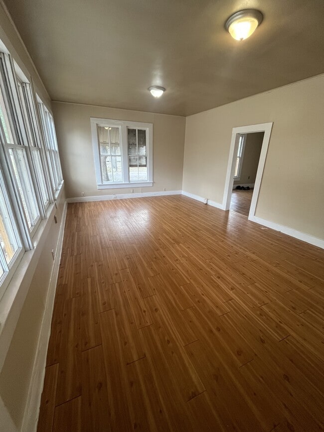 Building Photo - 1319 W San Antonio St