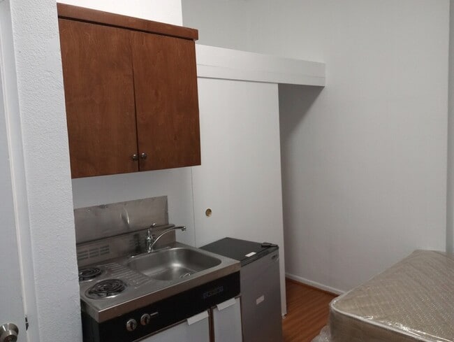 Building Photo - Broadway Flats