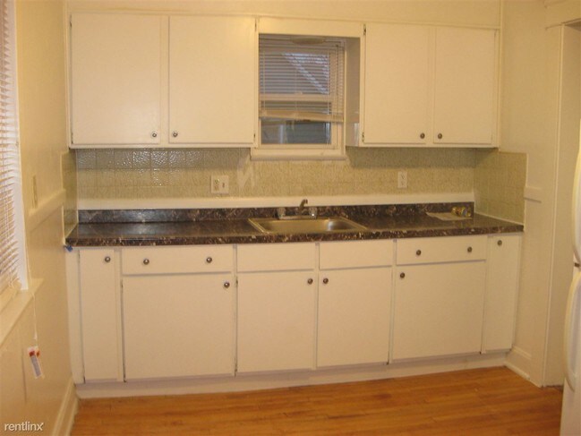 Building Photo - 14305 Cedarwood Ave