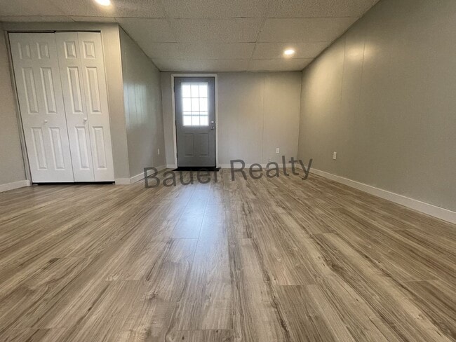 Building Photo - Two Bedroom in Crestview Local Schools
