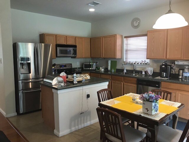 Building Photo - Beautiful single story home with covered p...