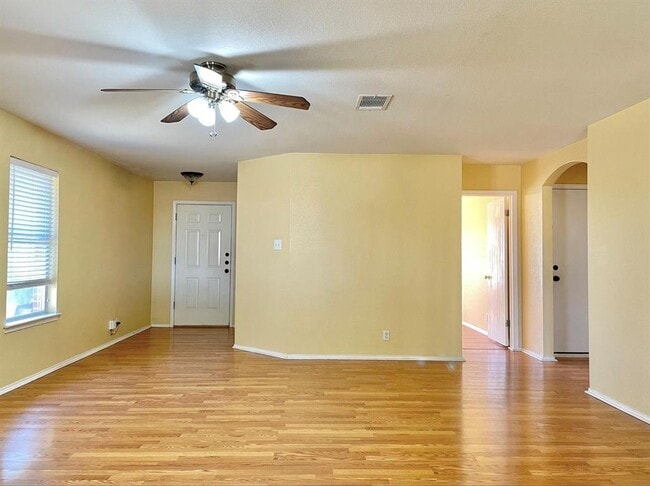 Foto del edificio - 1601 Lloydminister Way