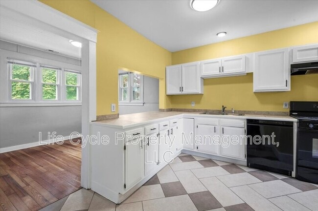 Building Photo - 901 Baraga St NE