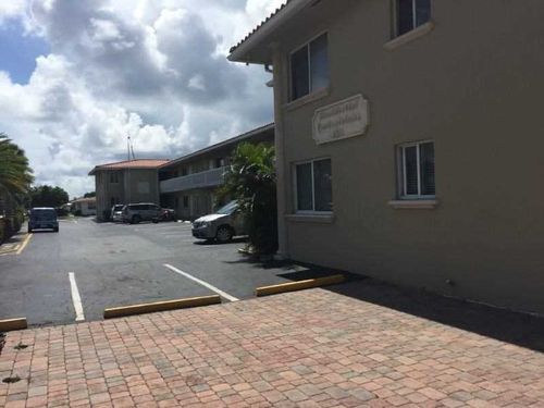 Foto del edificio - 719 Gardens Dr