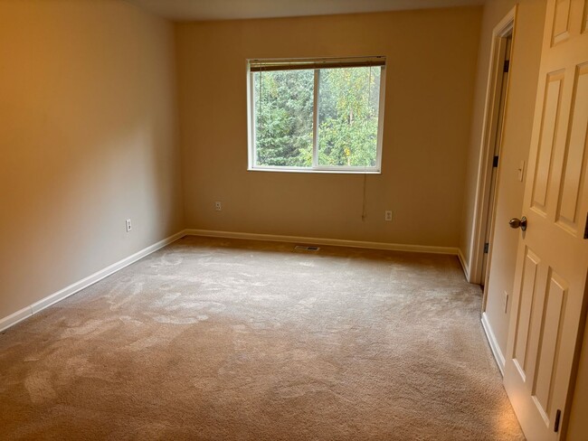 Building Photo - Wonderful East Anchorage 3 Bed Townhome!