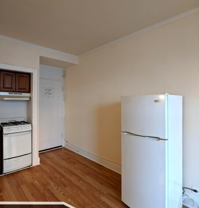 Building Photo - 3335 W Diversey Ave
