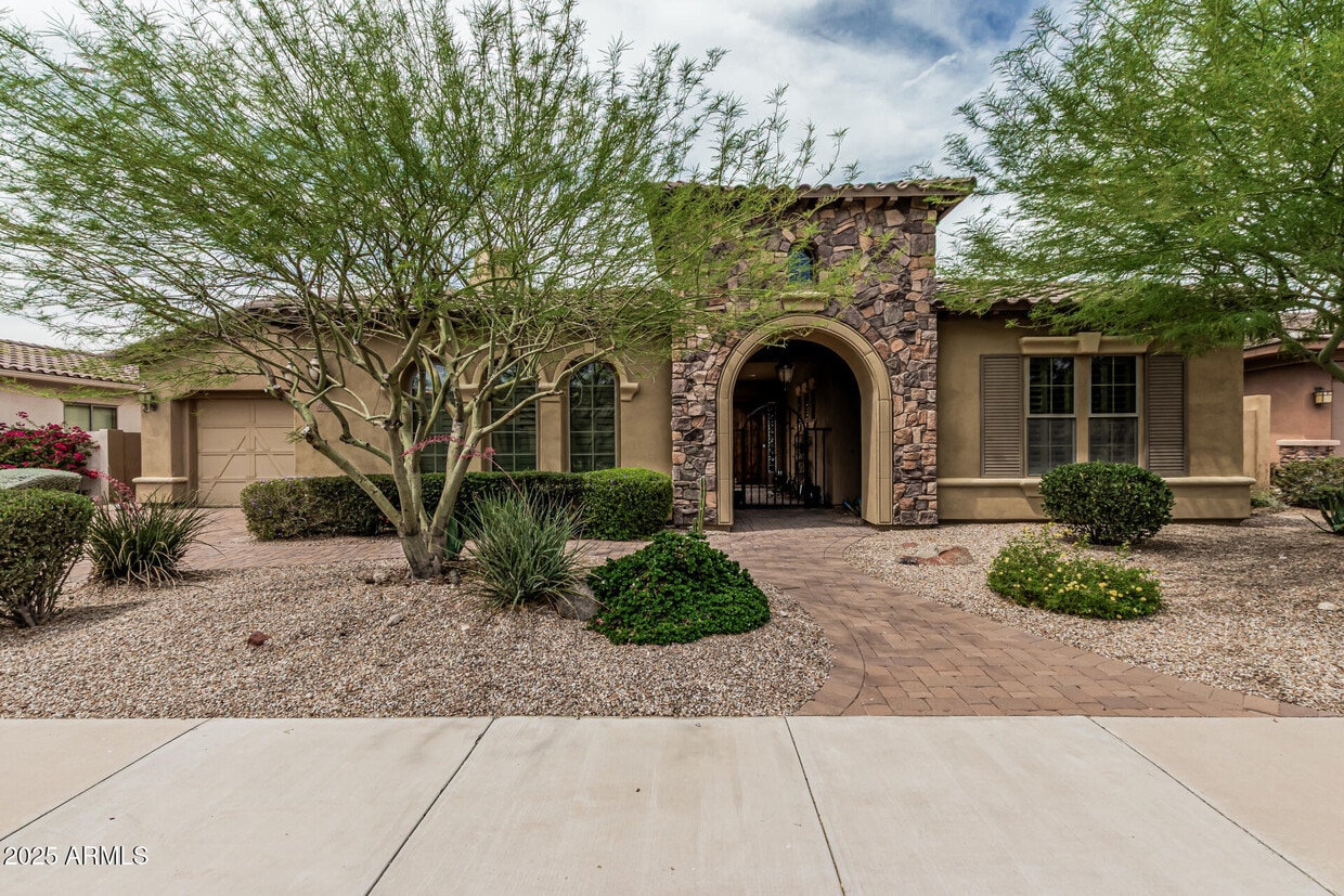 Foto principal - 18068 W Narramore Rd