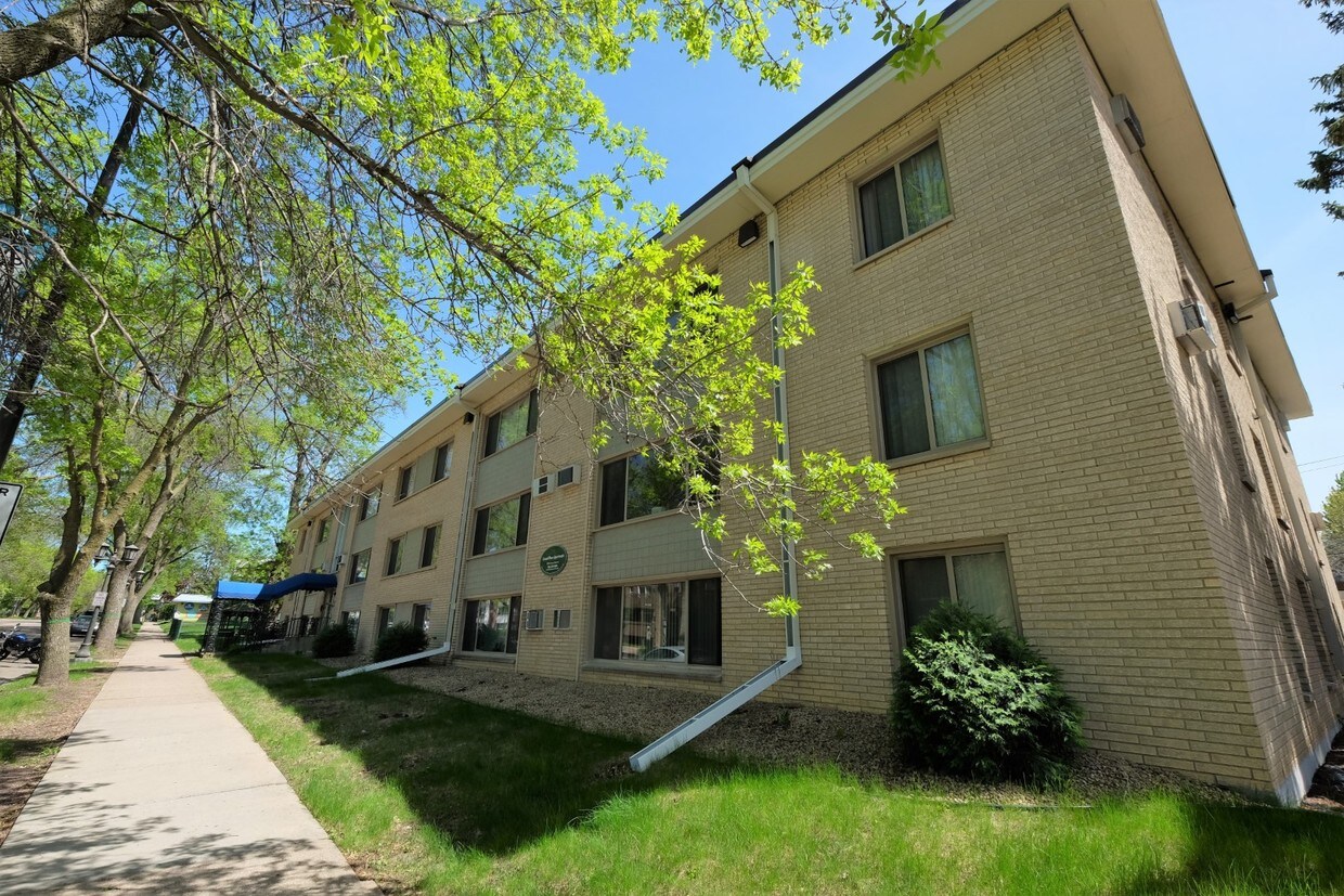 Primary Photo - Grand Place Apartments | 2028
