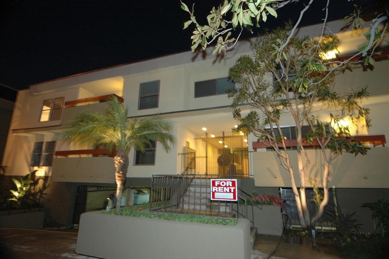 Primary Photo - 14950 Burbank Blvd