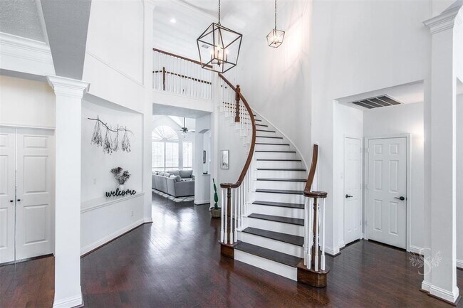 Foto del edificio - 2211 Merrill Hills Cir