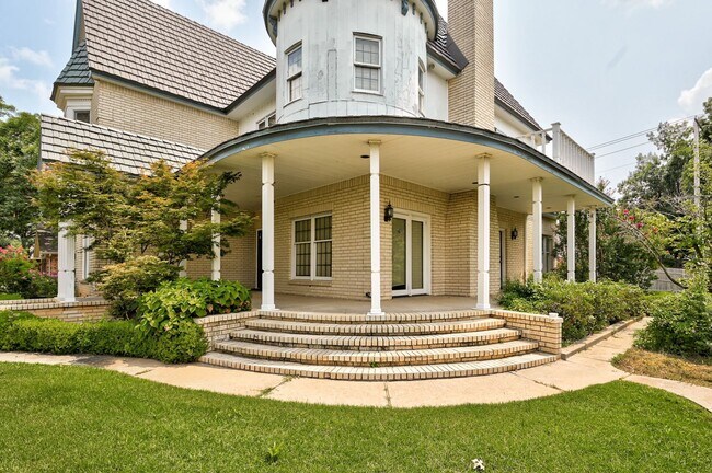 Building Photo - ONE OF A KIND 4 bed, 3 bath Victorian Cust...