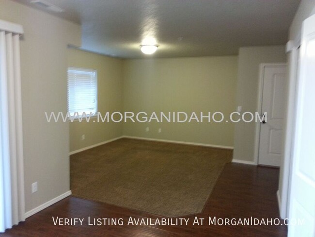 Foto del edificio - **February Rent Free! Covered parking, sto...