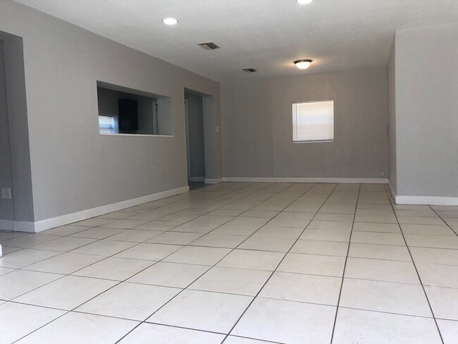 Foto del edificio - Beautiful, 3/2 Pool Home COMING SOON!