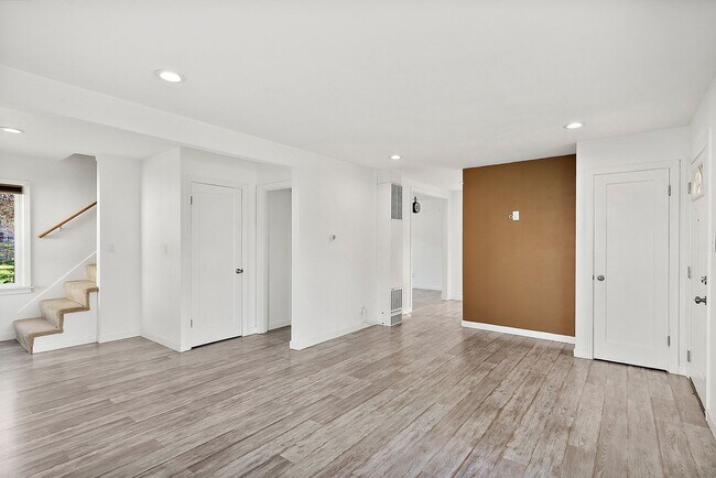 Building Photo - Remodeled 3-Bedroom Home Near American Lake!