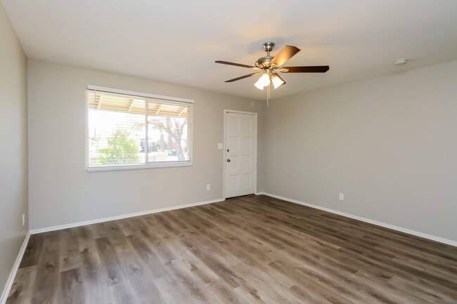 Building Photo - 2540 E Geneva Dr