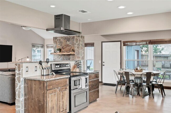 Foto del edificio - 901 Oakcrest Cir