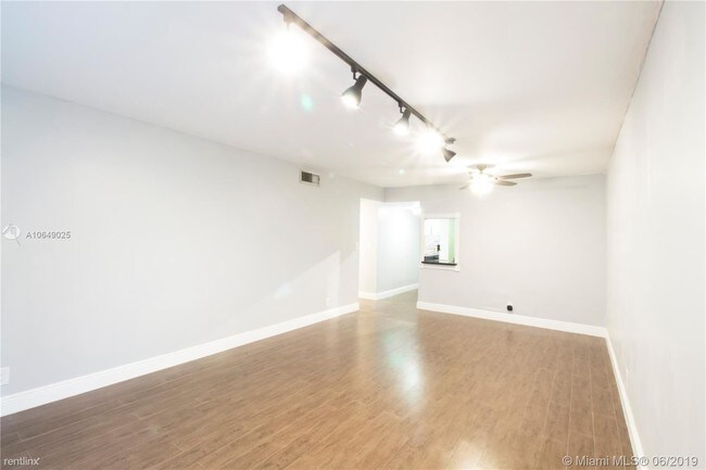 Building Photo - 2 br, 2 bath  - Village Square Condo
