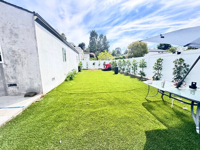 Foto del edificio - 11836 Laurelwood Dr