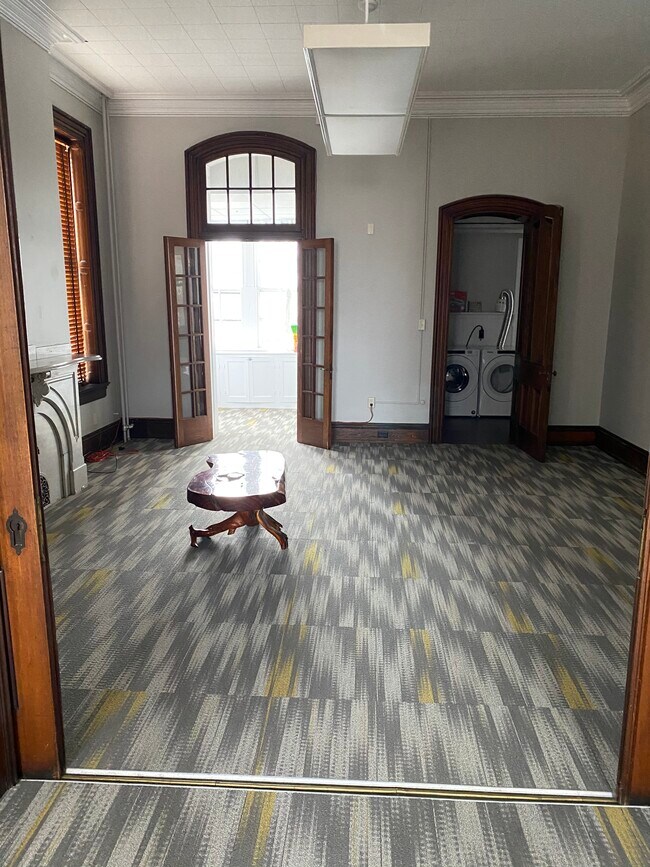 Foto del edificio - 218 E Market St