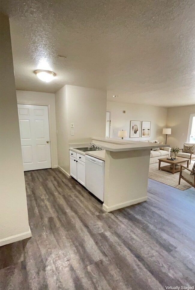 Foto del edificio - CLEAR CREEK APARTMENTS