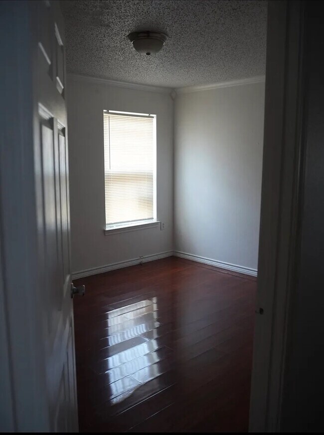 Building Photo - Room in Single Family Home on Jenny Dale Dr