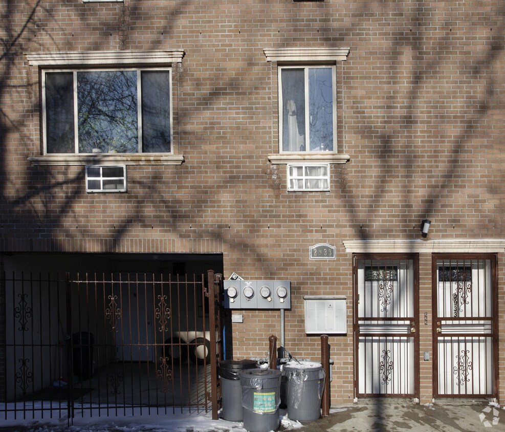 Building Photo - 2933 Bainbridge Ave