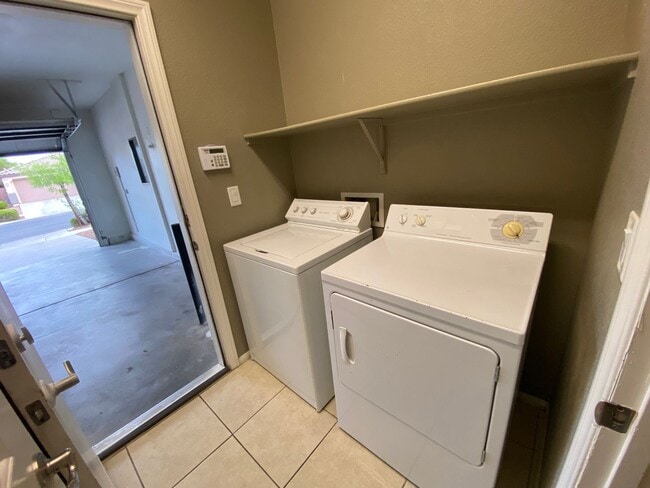 Building Photo - Close to Downtown Summerlin. 3 bed/2.5 bat...