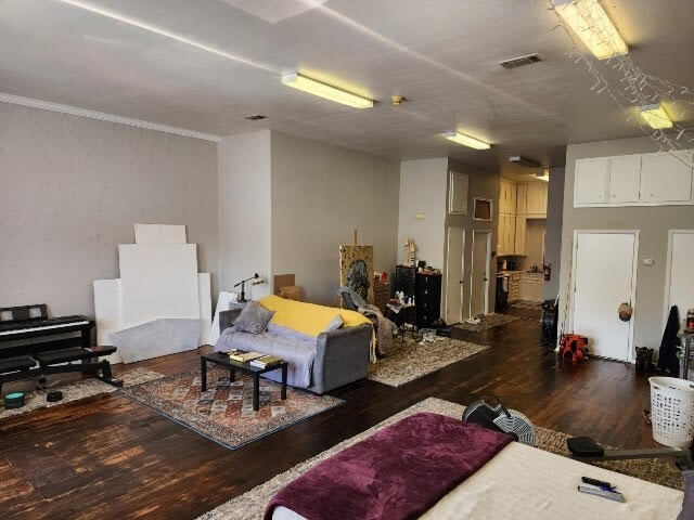 Ejemplo de mobiliario - 609 W Main St